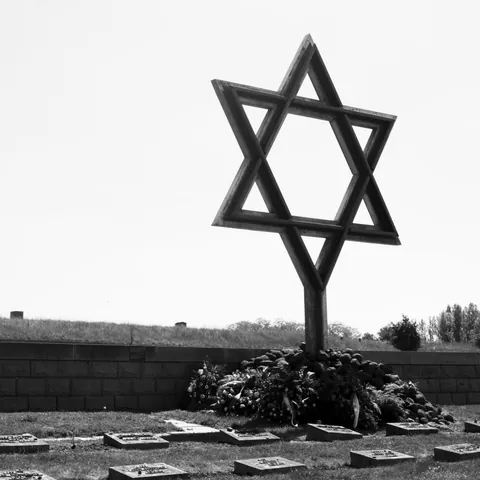 Estrella de David en el cementerio de Terezin