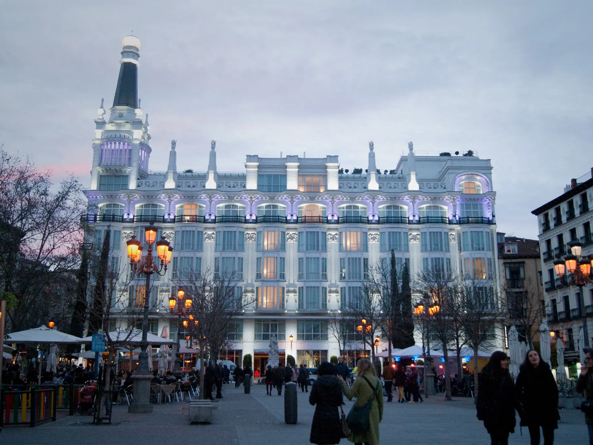 Hotel Plaza Santa Ana por la noche - Plaza de Santa Ana - Qué ver en Madrid - Guía de Viajes Madrid - Buendía