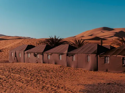 Campamento de jaimas bereberes en el desierto de Zagora, Marruecos