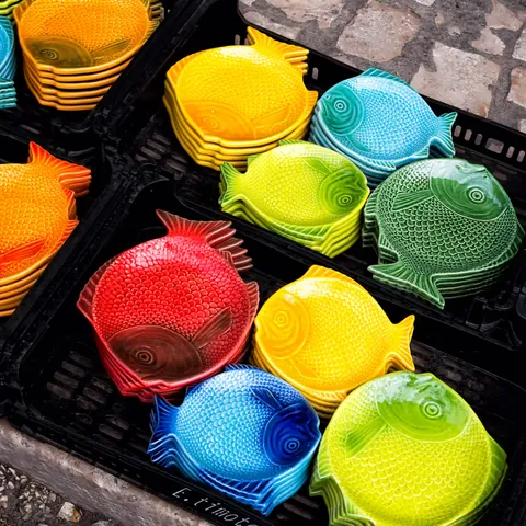 Mercancías en venta en el mercadillo de Feira da Ladra, Lisboa Portugal
