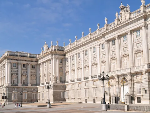Outside the palace, one of the most photographed areas by tourists.