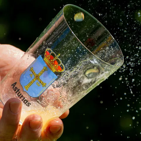 Escanciado de sidra asturiana tradicional durante espicha en Gijón