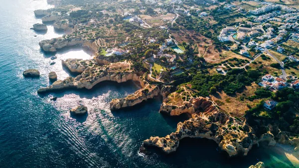 Qué hacer en el Algarve entre playas salvajes, cuevas marinas y actividades junto al Atlántico
