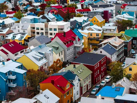 Casas coloridas del centro de Reikiavik, Islandia, vistas desde lo alto con techos rojos, azules y amarillos.