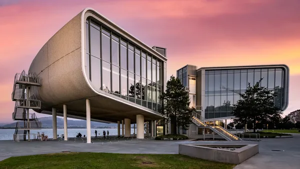 Centro Botín al atardecer junto a la bahía de Santander, Cantabria