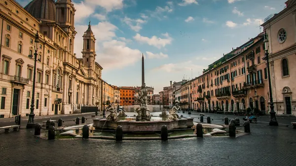 Plaza Navona en Roma, Italia, con su fuente central y edificios históricos