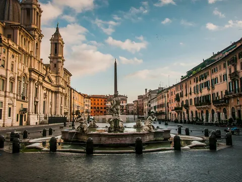 Plaza Navona en Roma, Italia, con su fuente central y edificios históricos