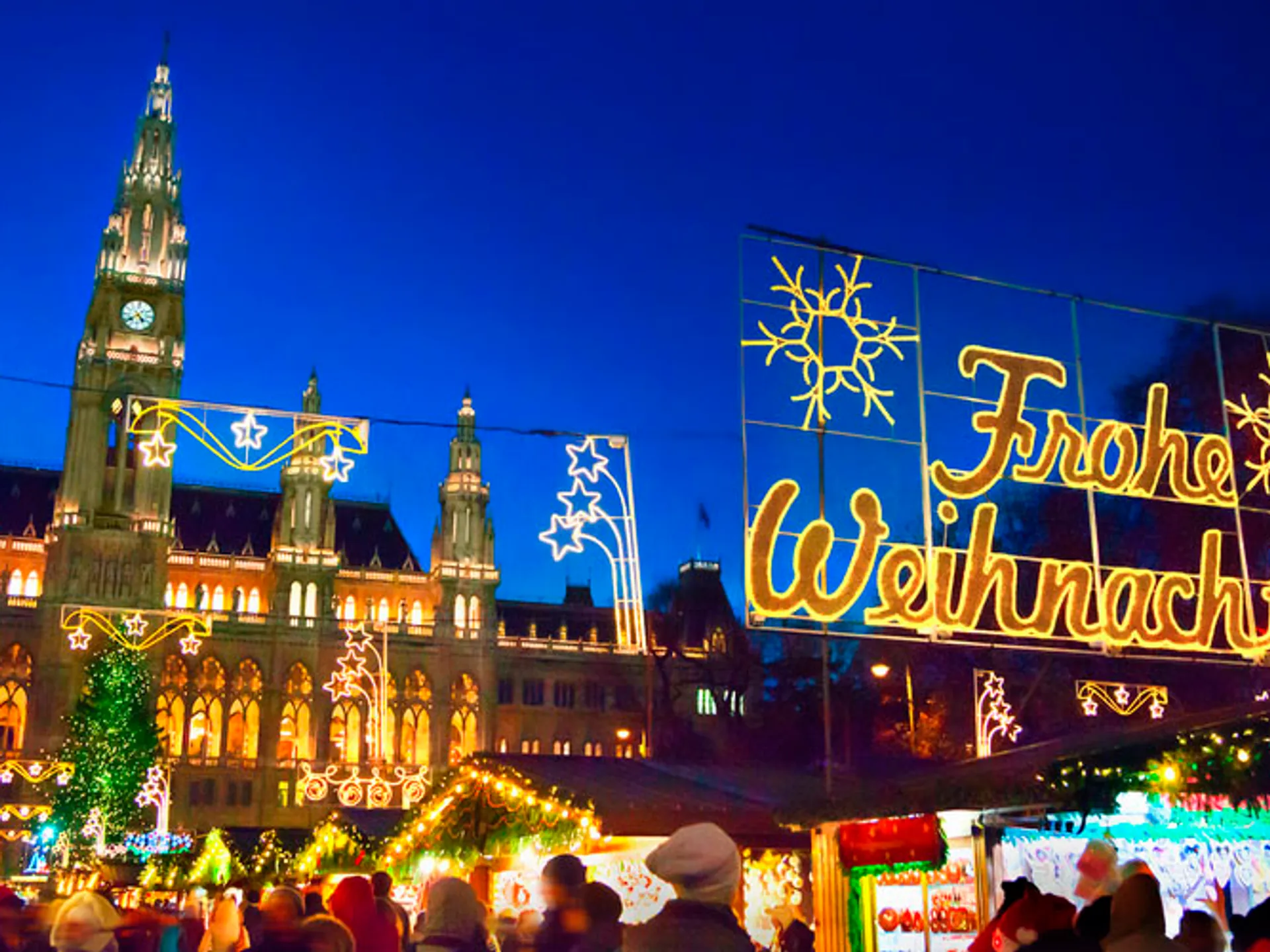 Mercadillo navideño Frohe Weihnachten en el Ayuntamiento de Viena - Los mejores Mercadillos de Navidad en Europa 2022 - Blog - Buendía Tours 
