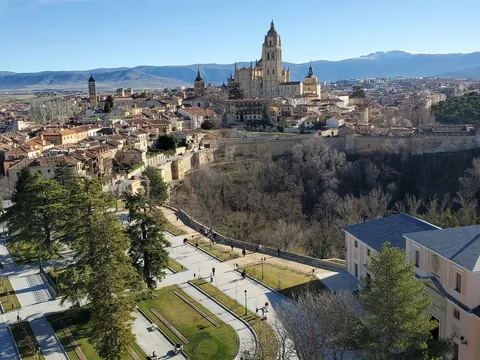 Vista aérea de la Catedral de Segovia, la muralla y jardines del Alcázar.