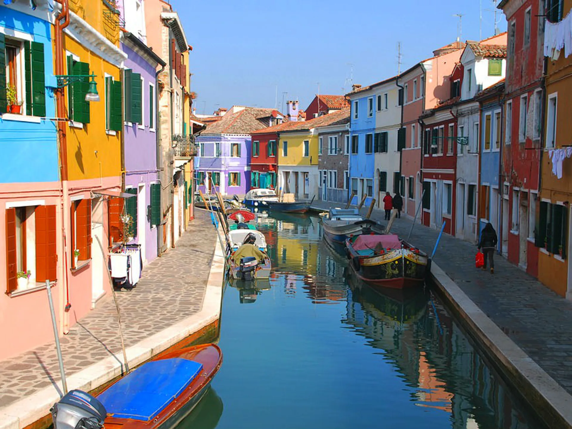 Canal con barcas en la Isla de Murano en Venecia