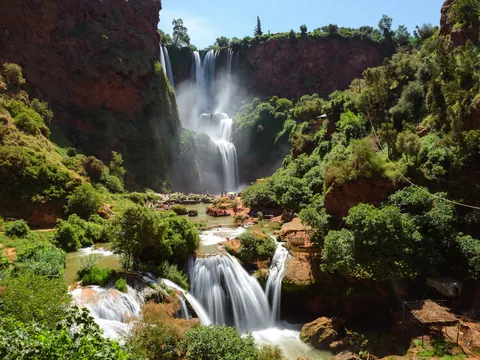 Cascadas de Ouzoud rodeadas de vegetación en las montañas del Atlas, Marruecos