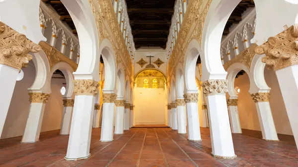 Vista interior de la Sinagoga de Santa María la Blanca en Toledo, un ejemplo impresionante de la arquitectura mudéjar.