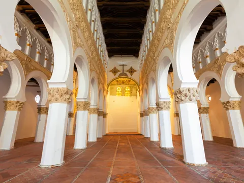 Vista interior de la Sinagoga de Santa María la Blanca en Toledo, un ejemplo impresionante de la arquitectura mudéjar.