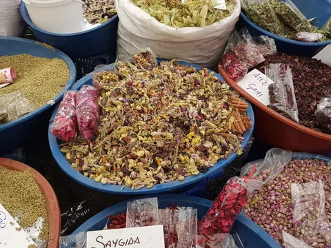 Especies típicas de la gastronomía turca con los nombres en un puesto.