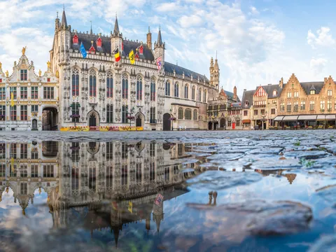 Vista del ayuntamiento en la Plaza de Burg, Brujas, Bélgica