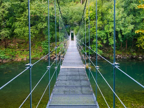 Puente que cruza el río Asón, Cantabria, España