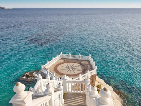 Mirador del Castillo con la rosa de los vientos sobre el mar en Benidorm