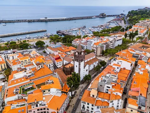 Vista aérea de la Catedral de Funchal y el puerto deportivo en Madeira