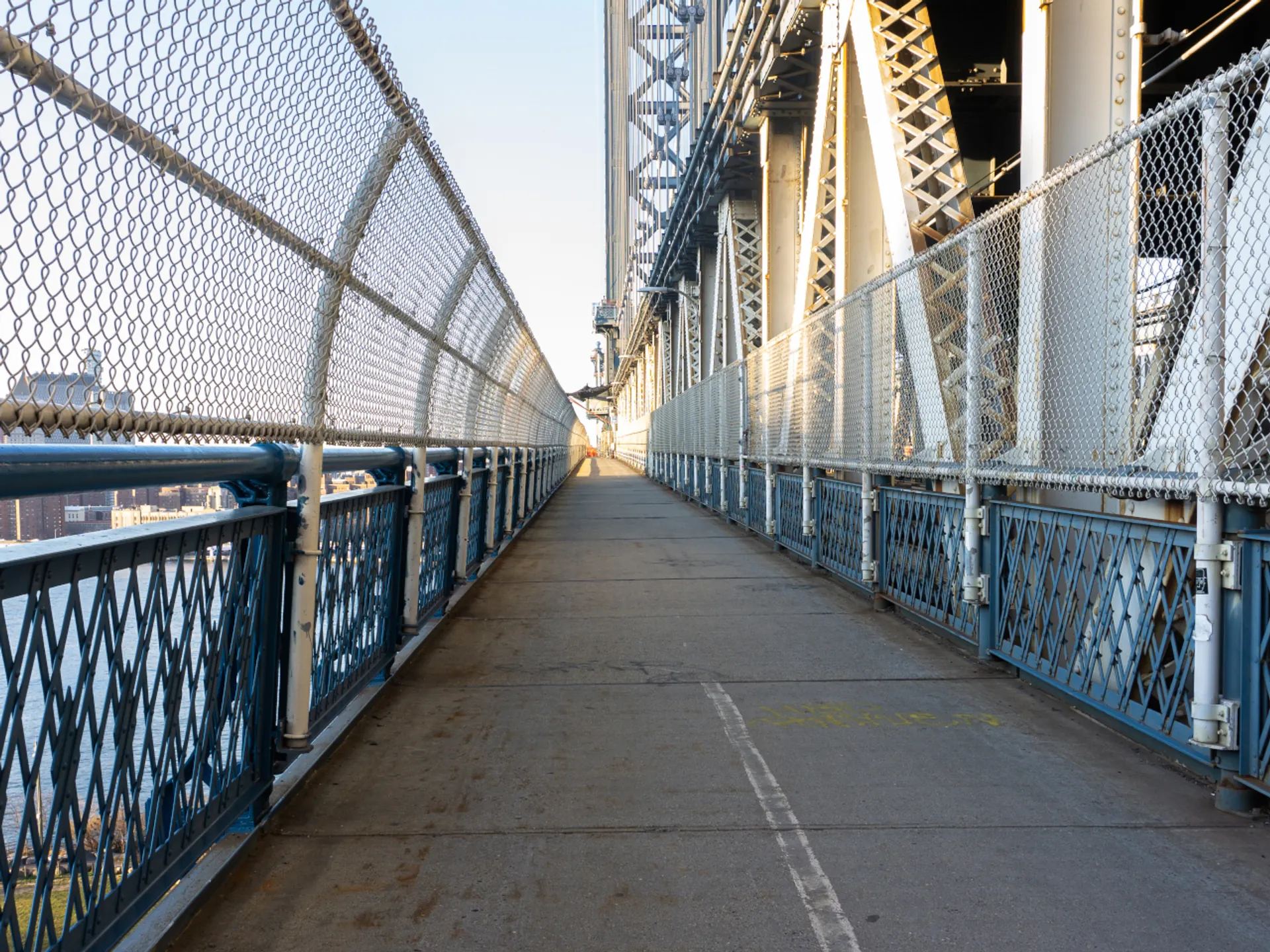 Camino peatonal del Puente de Manhattan - Puente de Manhattan - Qué ver en Nueva York - Guía de Viajes Nueva York - Buendía Tours