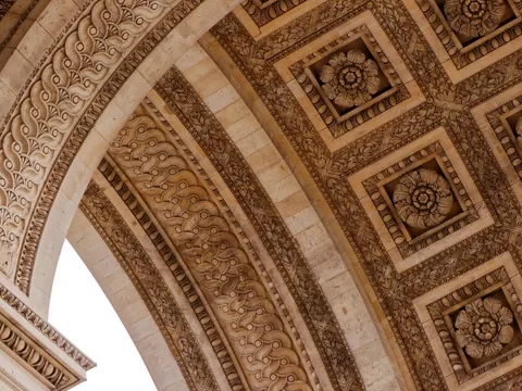 Detalle de los relieves y rosetones tallados en el techo del Arco del Triunfo