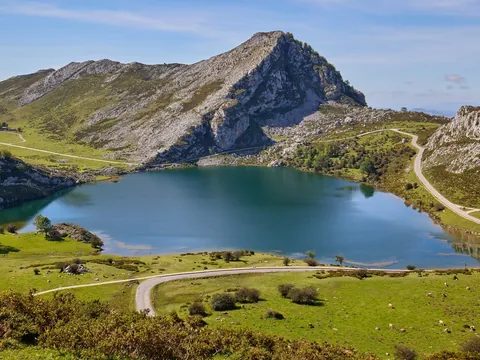 Lago Enol en los Lagos de Covadonga, Asturias