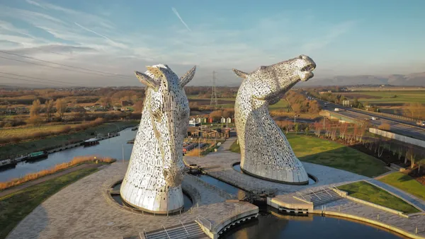 Esculturas de las cabezas de caballo conocidas como "The Kelpies", en el parque The Helix