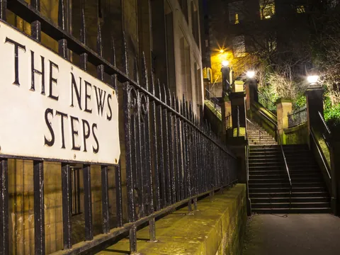 Cartel "The News Steps" en Edimburgo, un conjunto de escaleras históricas que conectan la Ciudad Vieja y la Ciudad Nueva