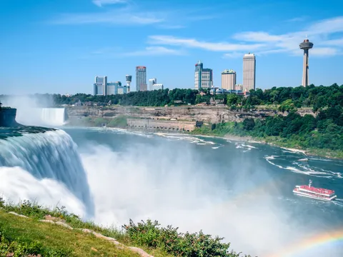 Vista de las Cataratas del Niágara desde Niagara Falls, Estados Unidos y Canadá