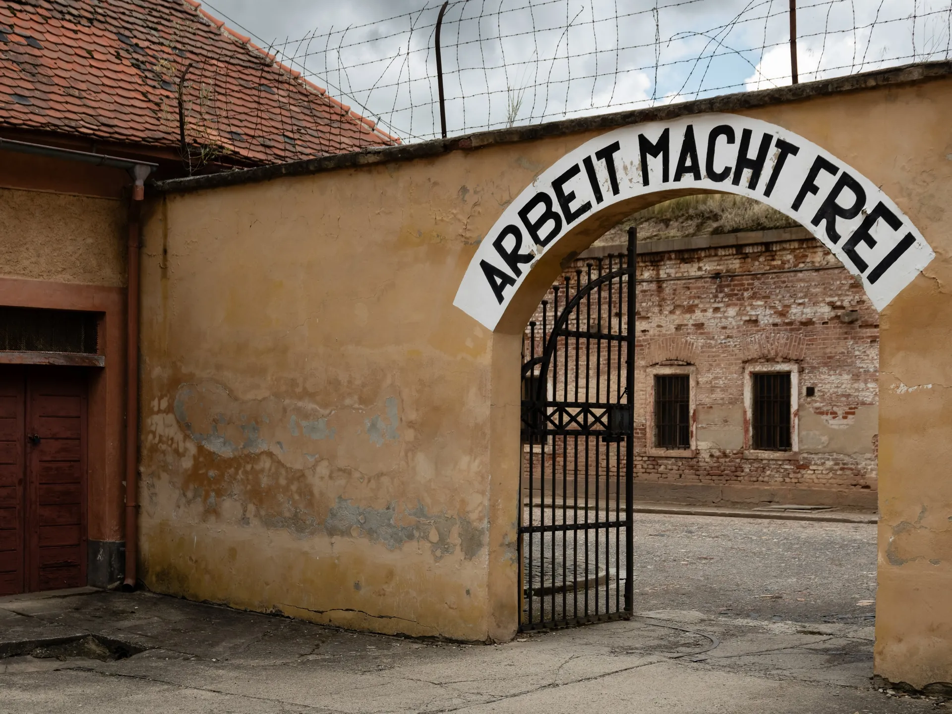portón entrada Terezin