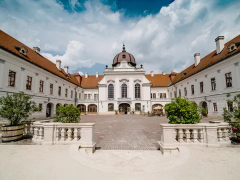 Conocerás su origen, que data del siglo XVIII, cuando se construyó como un palacio de caza para la aristocracia húngara.