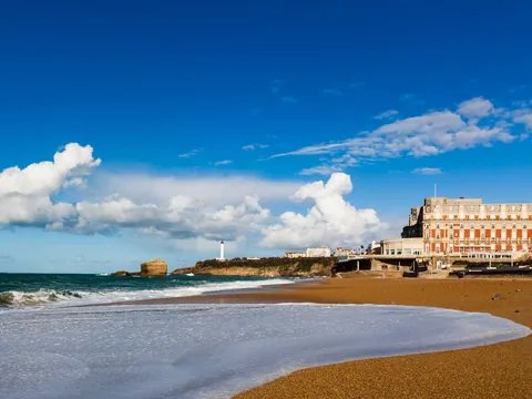 Playa de Biarritz con el Hotel du Palais y el faro en la costa francesa