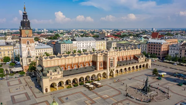 Vista aérea de la Lonja de los Paños en la Plaza del Mercado de Cracovia