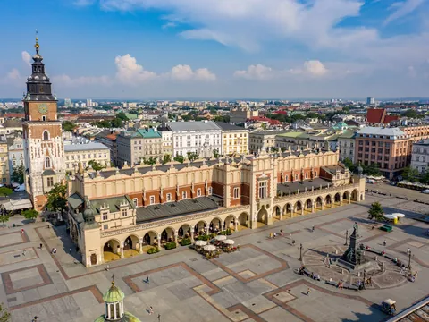 Vista aérea de la Lonja de los Paños en la Plaza del Mercado de Cracovia