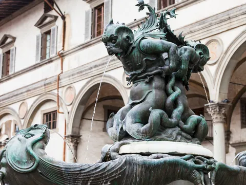 Fuente de bronce con figura mitológica en Florencia.