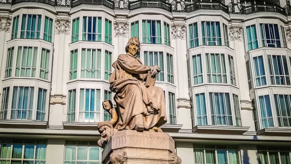 La huella literaria de Pedro Calderón de la Barca refleja la complejidad del Siglo de Oro español, abordando temas filosóficos, religiosos y sociales.