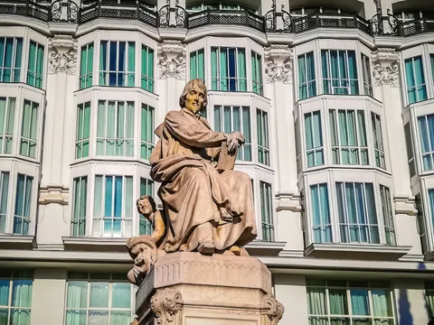 La huella literaria de Pedro Calderón de la Barca refleja la complejidad del Siglo de Oro español, abordando temas filosóficos, religiosos y sociales.