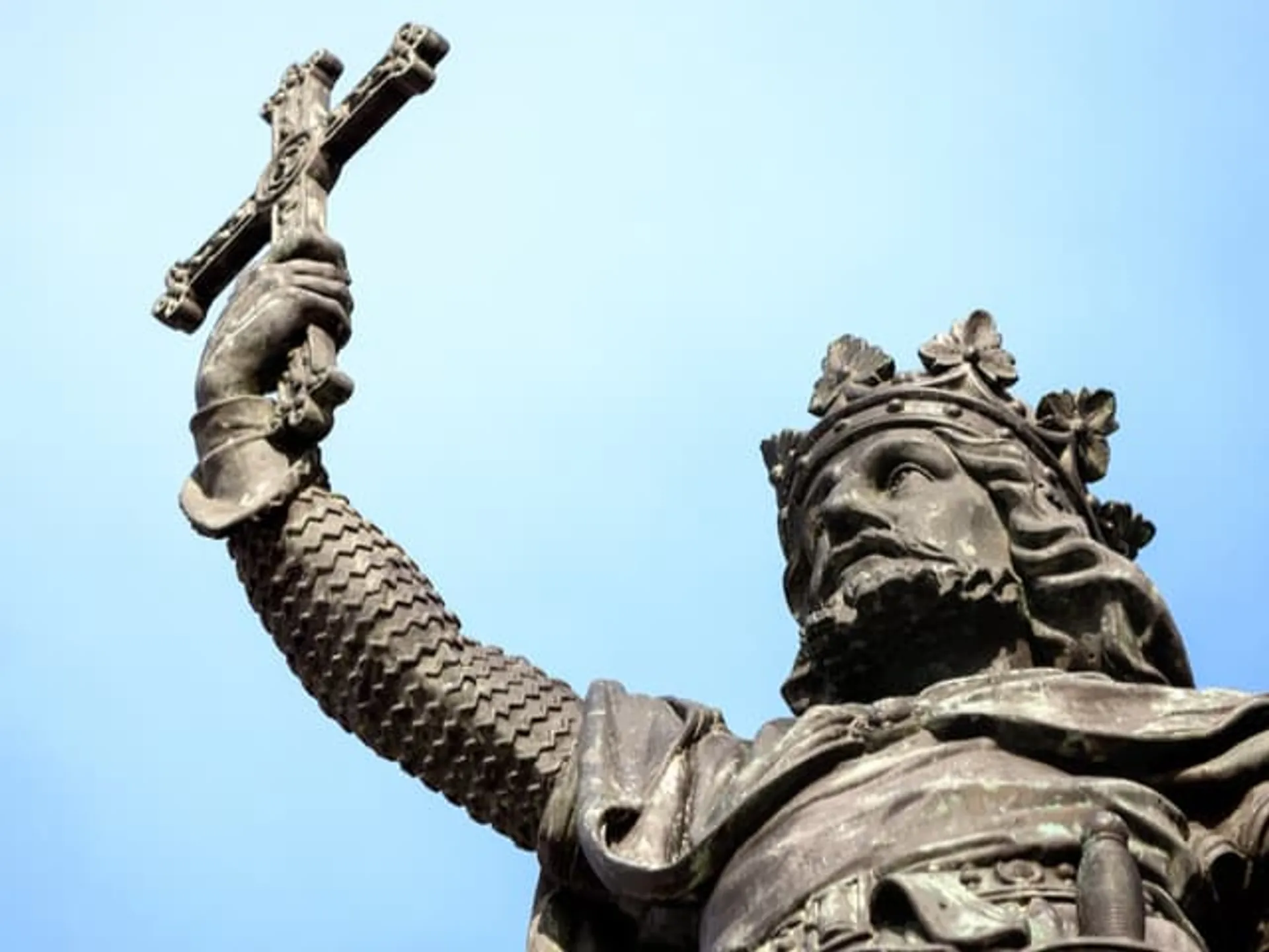Estatua de Pelayo en la Plaza del Marqués en Gijón - Qué ver en Gijón - Monumentos Principales - Guía de Viajes Gijón - Buendía Tours