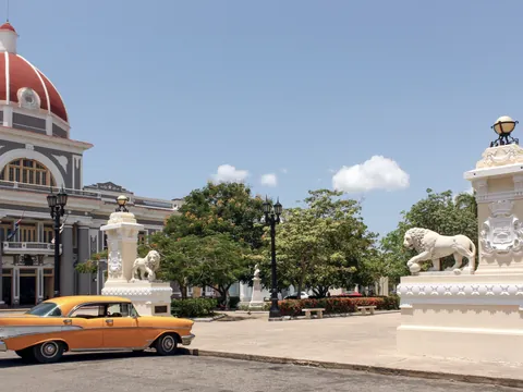 El Ayuntamiento de Cienfuegos, con su cúpula roja, se alza frente al parque José Martí.