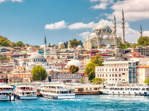 Vista del distrito de Sultanahmet desde el Bósforo en Estambul, Turquía
