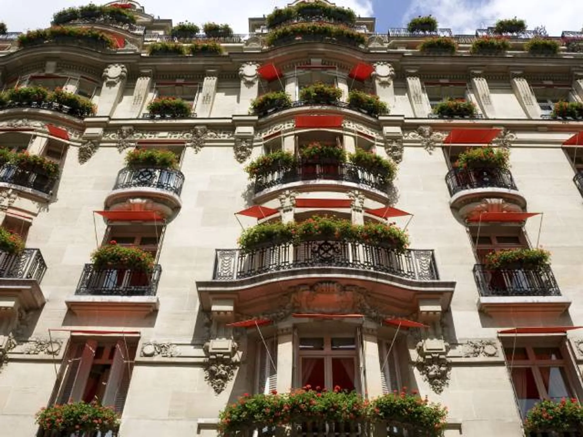 Fachada del Hotel Plaza Athénée, donde se rodó un capitulo de Emily en París