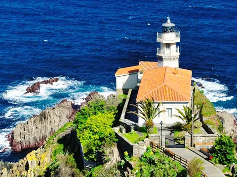 Faro de Cudillero sobre el mar Cantábrico en la costa de Asturias
