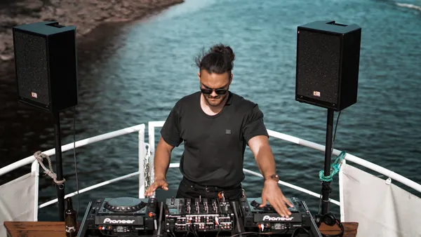 DJ pinchando en una fiesta en barco sobre el río Duero en Oporto.