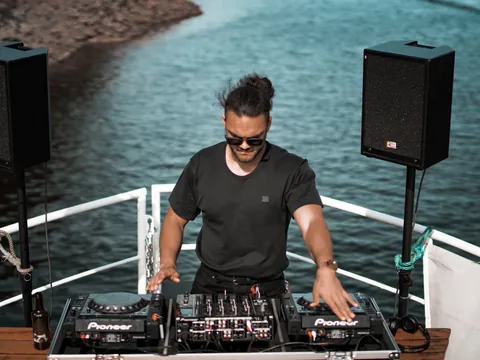 DJ pinchando en una fiesta en barco sobre el río Duero en Oporto.