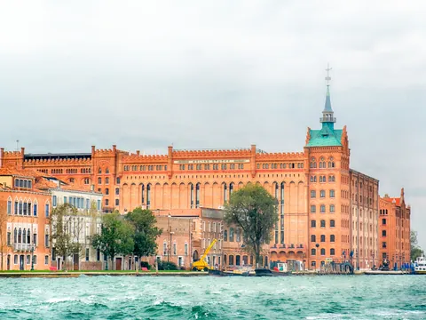 Hilton Molino Stucky frente al canal en la isla de Giudecca, Venecia