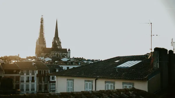 Vista panorámica de los tejados de Bayona, Francia, con la Catedral de Santa María y su aguja gótica al fondo.