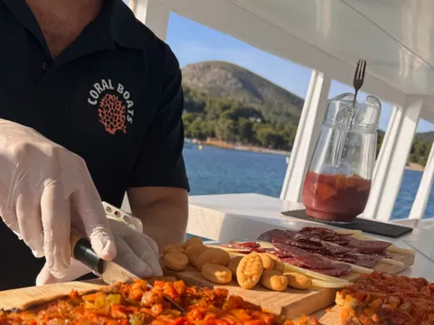 Comida a bordo en la bahía de Alcúdia, Mallorca