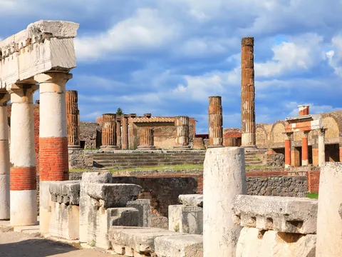 Ruinas romanas de Pompeya bajo cielo nublado
