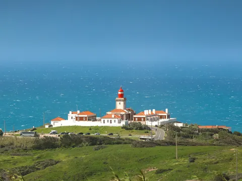 Faro del Cabo da Roca con vistas al Atlántico, cerca de Sintra, Portugal
