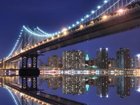 Puente de Brooklyn iluminado de noche en Nueva York, Estados Unidos