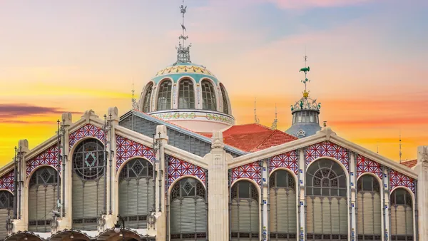 Atardecer detrás del Mercado Central de Valencia